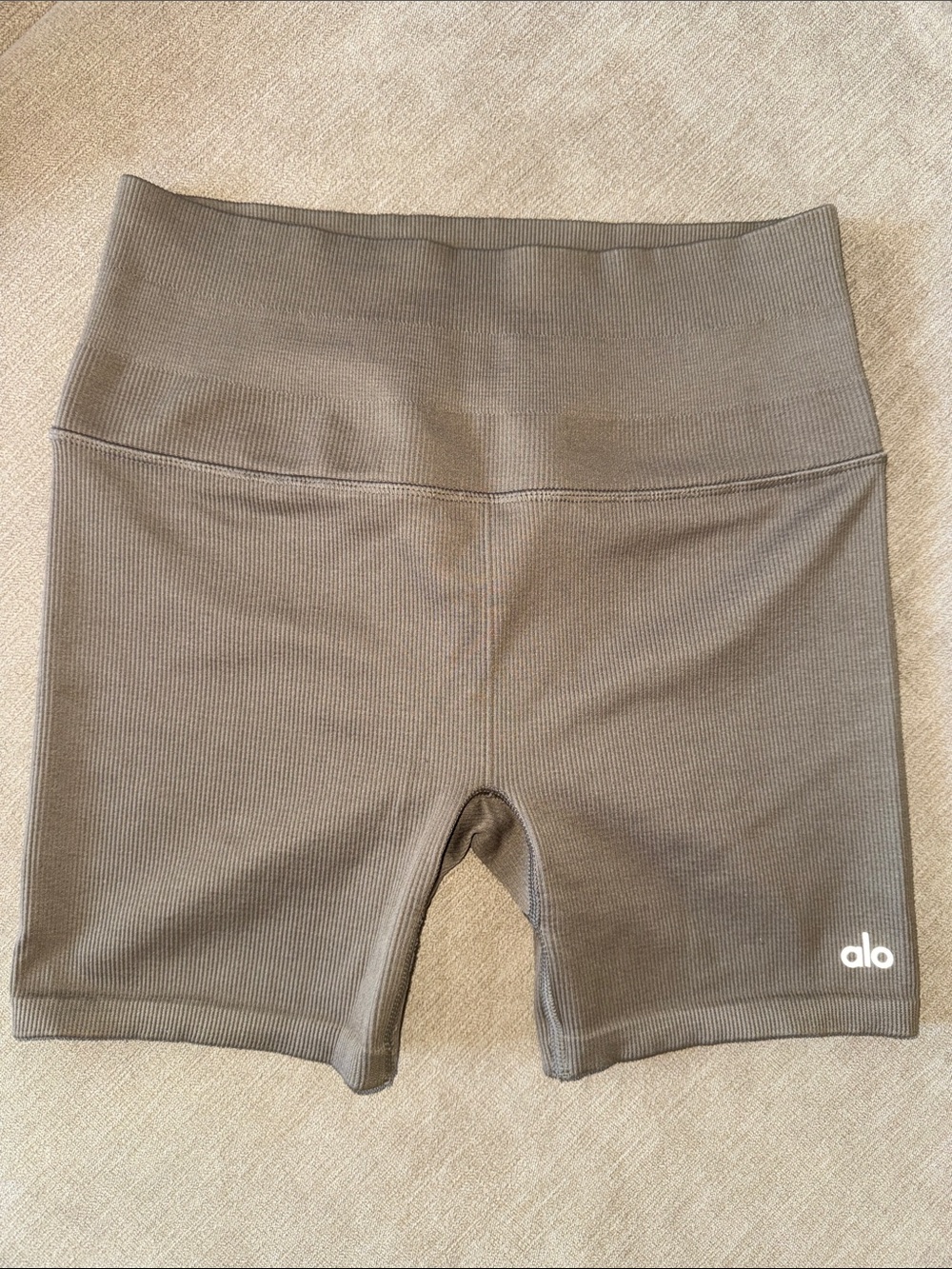 ALO Yoga 5” Seamless Ribbed Favorite Short in Light Cocoa